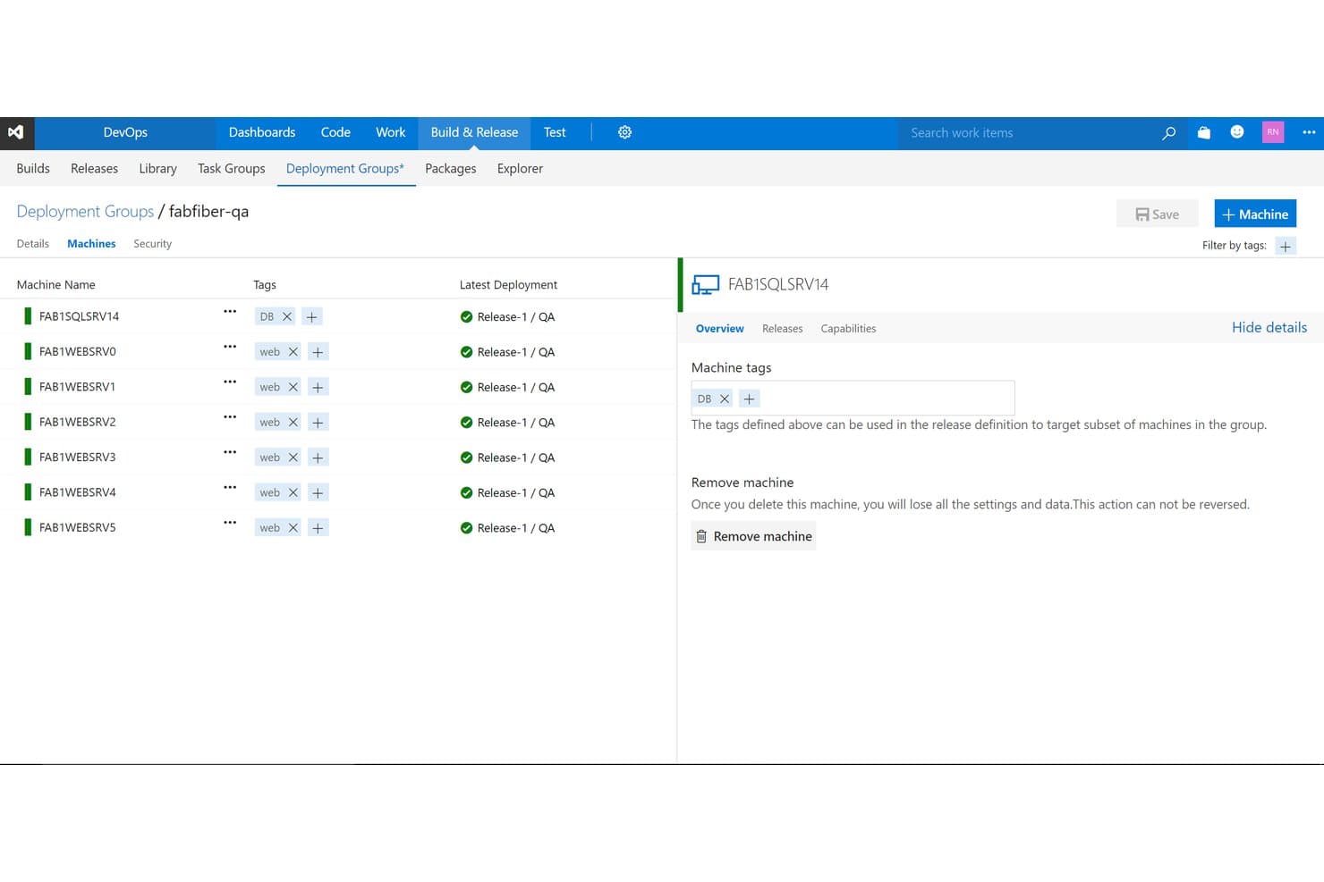 Azure DevOpsin Käyttöönottoryhmät-sivu, jolla näkyvät koneet, tunnisteet ja julkaisutila.