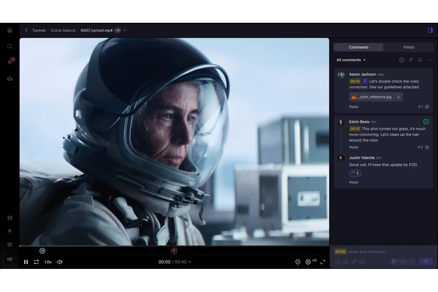 Frame.io:n videon tarkasteluliittymä, jossa näkyy astronauttimateriaalia ja aikaleimattujen kommenttien paneeli.