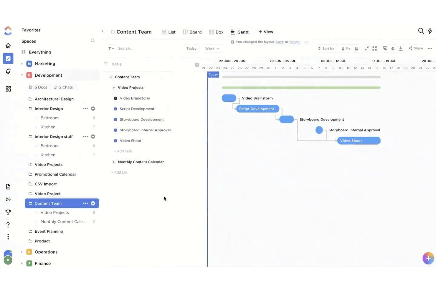 ClickUpin Gantt-kaavio, jossa näkyvät sisältötiimin videoprojektin tehtävät ja riippuvuuksia osoittavat nuolet.