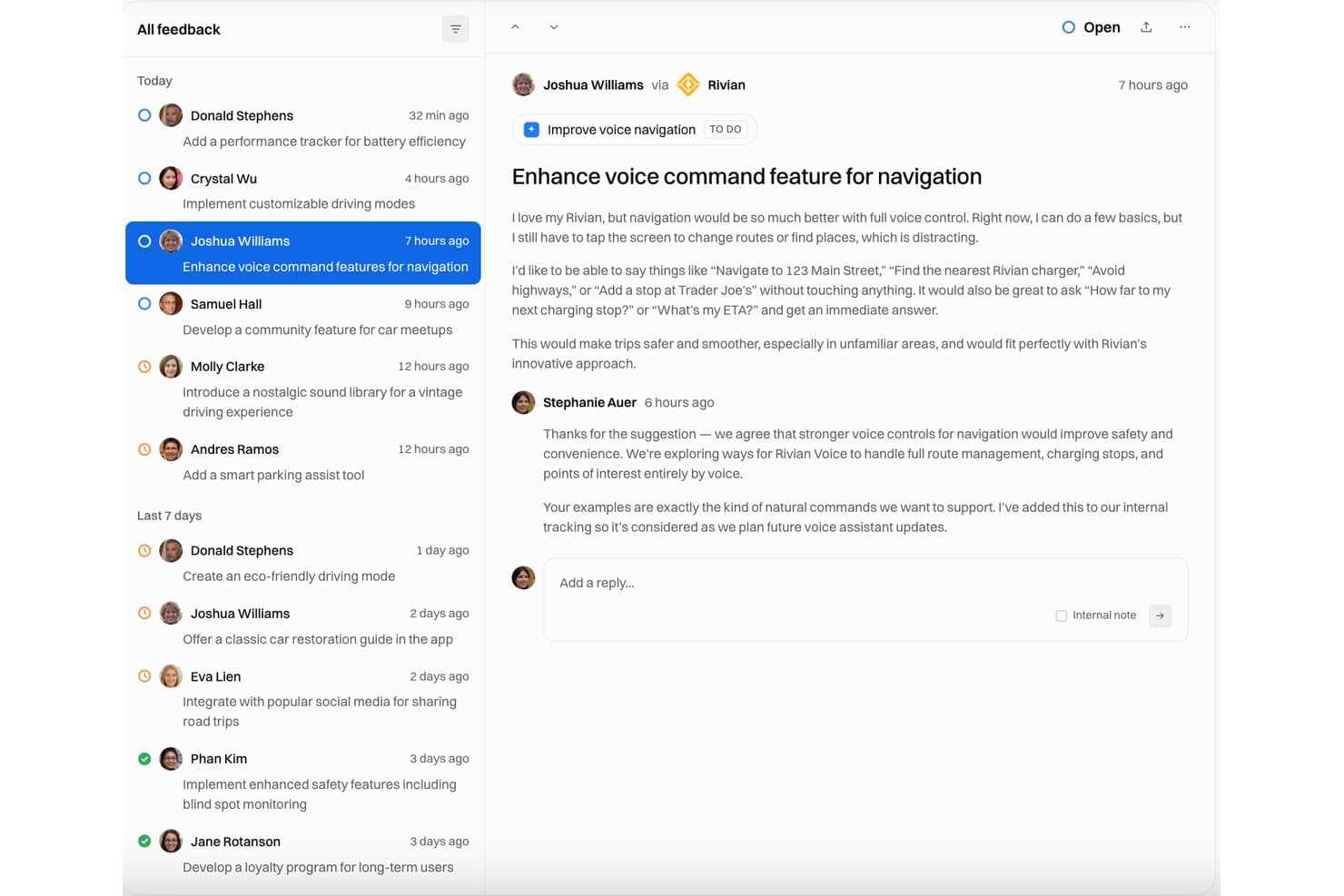 Interfaz de gestión de comentarios que muestra una solicitud de funcionalidad de comandos de voz con la respuesta del equipo y estado abierto.