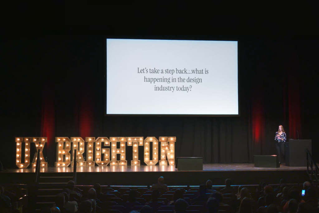 Kelly Dern sul palco durante la UX Brighton 2025