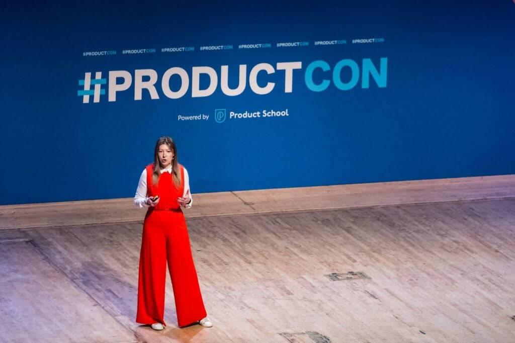 Relatore che presenta sul palco a ProductCon