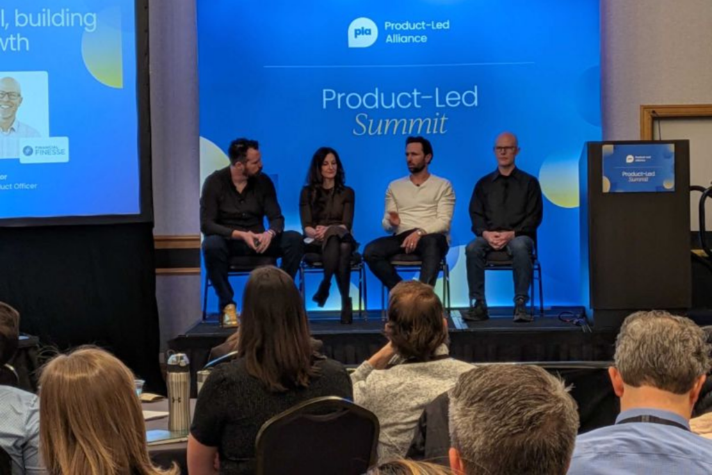 Panel di discussione sul palco del Product-Led Summit