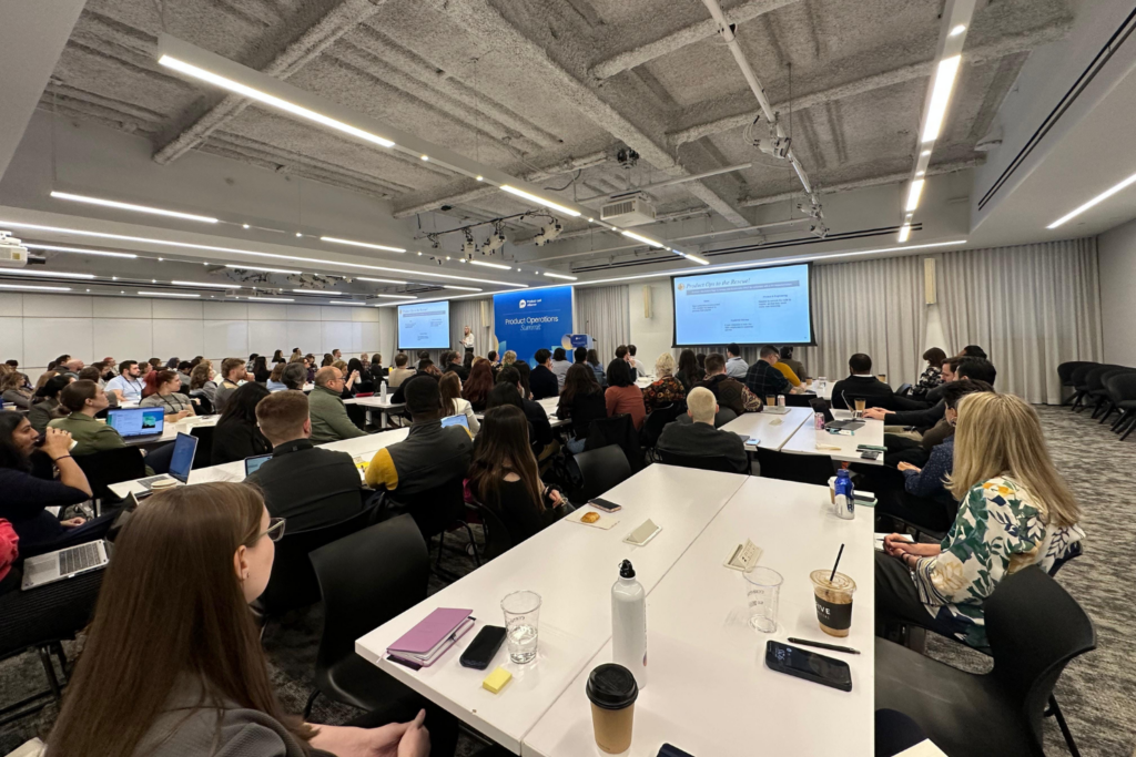 Partecipanti che ascoltano una presentazione al Product Operations Summit