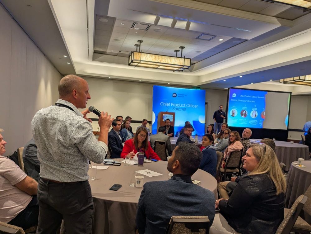 Un asistente habla durante un debate en mesa redonda en el Chief Product Officer Summit