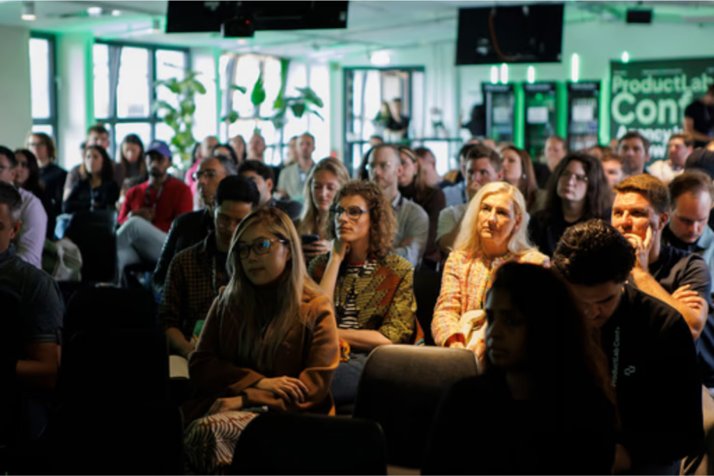 Profesionales de producto asisten a una sesión en la Conferencia ProductLab.